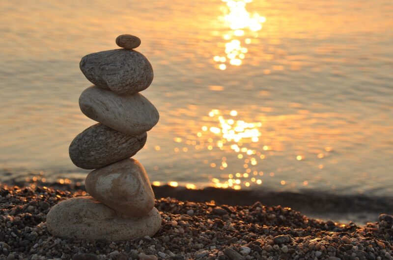 pyramide pierres devant la mer