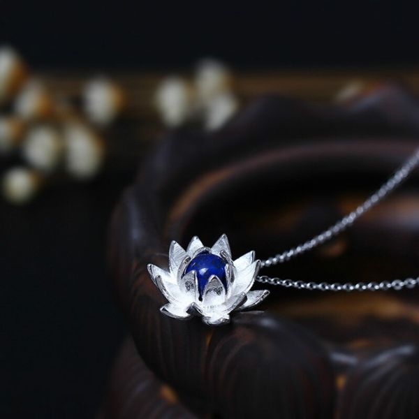 collier fleur de lotus avec lapis lazuli