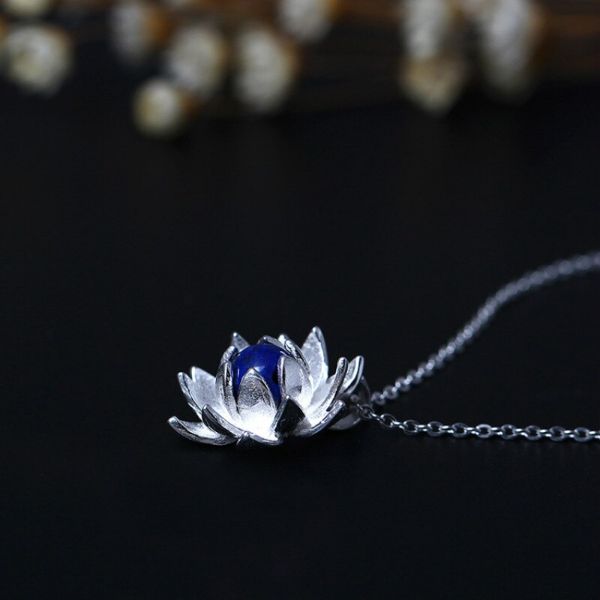 collier fleur de lotus avec lapis lazuli