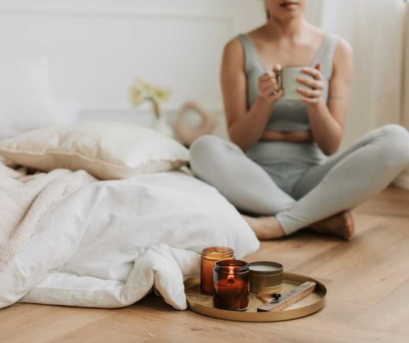 femme avec tisane assise