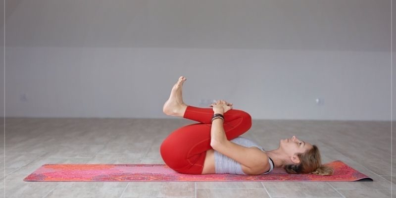 yoga position genoux poitrine