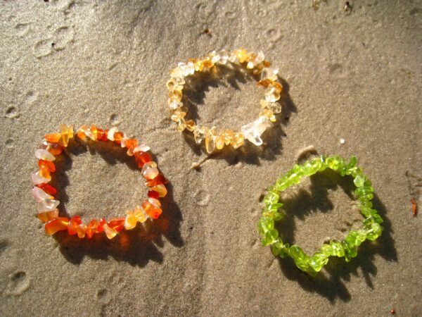 bracelet en pierre brute naturelle sur le sable