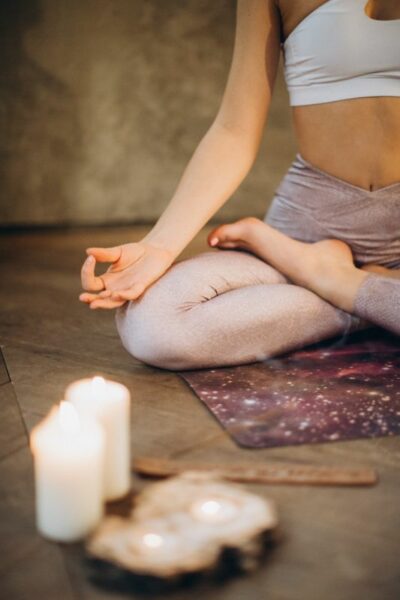 méditation avec bougie sur tapis violet