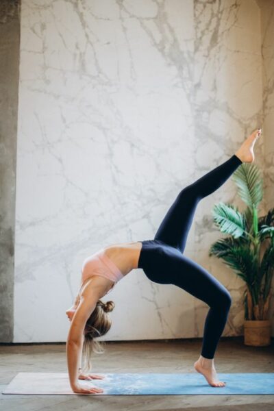 femme position de yoga