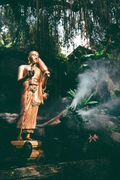statue de bouddha dans la nature