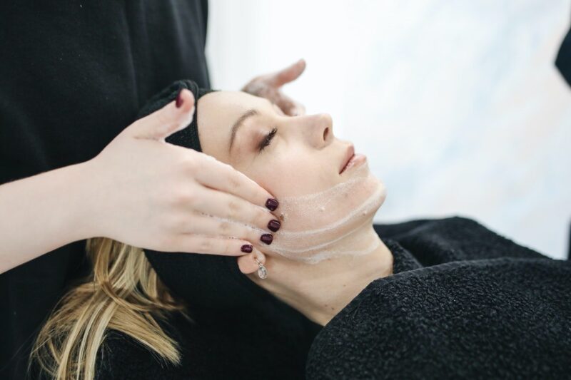 application de creme anti age