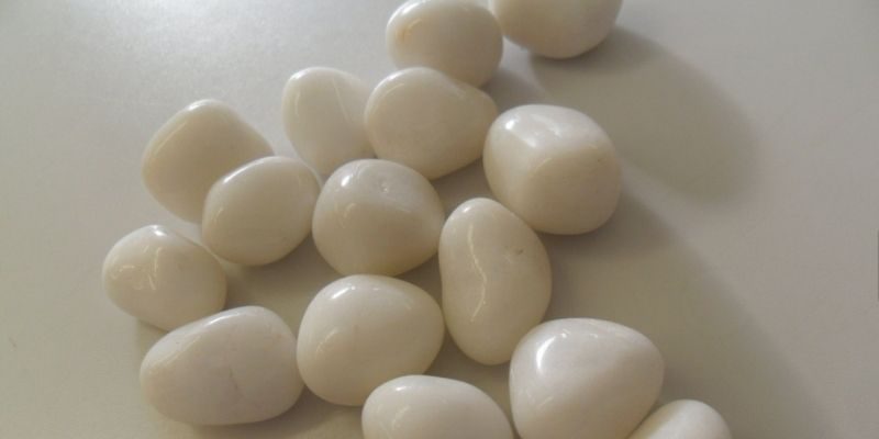 pierre roulée d'agate blanche