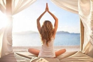 Femme yoga à l'aube